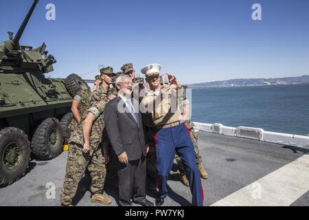 Les Marines américains avec 3e Blindés de reconnaissance, 1 Division de marines, et le lieutenant-colonel Gary Thompson, commandant de la Force opérationnelle de la flotte de San Francisco, posent pour une semaine avec selfies Ed Lee, le maire de San Francisco, à bord de l'USS Essex à San Francisco, Californie, le 2 octobre 2017. Lee s'est rendu et a visité certaines parties de l'USS Essex au cours de la semaine de San Francisco. (San Francisco Fleet Week est l'occasion pour le public américain pour répondre à leurs Corps des Marines, les équipes de la Marine et de la Garde côtière et de l'expérience de la mer de l'Amérique. La Semaine de la flotte fera ressortir de la marine, de l'équipement, la technologie, et les capacités, Banque D'Images