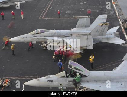 Le Golfe Arabique (oct. 1, 2017) Les marins de la Marine américaine et Corps des Marines Marines effectuer un push retour à bord du porte-avions USS Nimitz (CVN 68), 1 octobre 2017, dans le golfe Arabo-Persique. Nimitz est déployée dans la 5e flotte américaine zone d'opérations dans le cadre de l'opération inhérents résoudre. Alors que dans cette région, le navire et d'attaque mènent des opérations de sécurité maritime pour rassurer les alliés et les partenaires, de préserver la liberté de navigation, et de maintenir la libre circulation du commerce. Banque D'Images