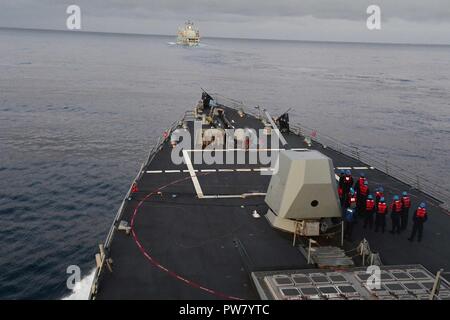 Océan Atlantique (septembre 1994). 26, 2017) - La classe Arleigh Burke destroyer lance-missiles USS James E. Williams (DDG 95) approche de la Royal Fleet Auxiliary flotte rapide tanker Wave Knight (A389) de procéder à une reconstitution en cours, le 26 septembre 2017. James E. Williams, home-porté à Norfolk, est sur un déploiement systématique de la sixième flotte américaine zone d'opérations à l'appui de la sécurité nationale des États-Unis en Europe. Banque D'Images