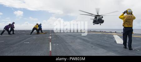 Mer des Caraïbes (oct. 01, 2017) Un MH-53E Sea Dragon affecté à l'hélicoptère des Blackhawks 'hélicoptère escadron de la lutte contre les mines (15 HM-15) atterrit sur le navire d'assaut amphibie USS Wasp LHD (1) à l'appui des efforts de secours à Porto Rico. Wasp a fourni de l'aide humanitaire dans les Caraïbes depuis le 4 septembre dans le service à la fois de l'ouragan l'ouragan et Irma Maria. Banque D'Images