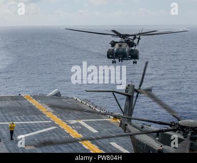 Mer des Caraïbes (oct. 01, 2017) Un MH-53E Sea Dragon affecté à l'hélicoptère des Blackhawks 'hélicoptère escadron de la lutte contre les mines (15 HM-15) atterrit sur le navire d'assaut amphibie USS Wasp LHD (1) à l'appui des efforts de secours à Porto Rico. Wasp a fourni de l'aide humanitaire dans les Caraïbes depuis le 4 septembre dans le service à la fois de l'ouragan l'ouragan et Irma Maria. Banque D'Images