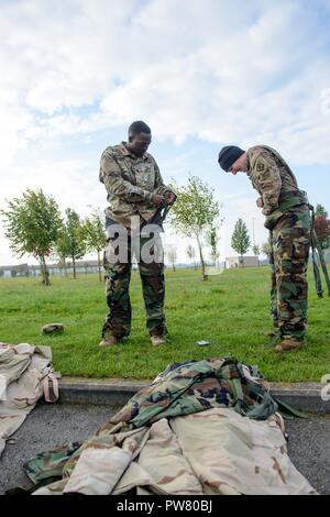 La CPS de l'armée américaine. Shaqueel Tabb et le Cpl. Zachery Frederick, à la fois avec 39e Bataillon des transmissions stratégiques, de protection vêtements don plus avant à la substance chimique, biologique, radiologique et nucléaire (CBRN) prix dans le premier temps du commandant de la formation, sur la base aérienne de Chièvres, Belgique, 20 août 2017. Banque D'Images