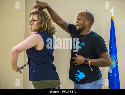 Le s.. Divonte Brown, 23d ingénieur civil spécialiste de la gestion des opérations de l'Escadron, droite, et Valerie Venema, un membre de la communauté locale d'effectuer une journée de la diversité au cours de danse latine, le 29 septembre, 2017, Moody Air Force Base, Ga. Moody s'est tenue la Journée de la diversité à l'honneur et la nécessité d'éduquer tous les groupes ethniques et les organisations observées par le ministère de la Défense. Banque D'Images