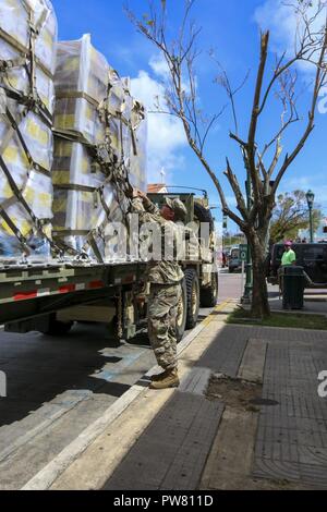 Le Sgt. Crew Gill, un agent de la police militaire affecté à la 3ème commande soutien expéditionnaire, unhooks une palette de net autour de repas prêts-à-manger, 2 octobre 2017, dans l'île de Porto Rico Vieques. La priorité absolue du Ministère de la défense, de travailler ensemble à l'appui de l'Agence fédérale de gestion des urgences, et les autorités locales à Porto Rico est de fournir les moyens de sauvetage et au maintien de la vie, à ceux qui sont dans les zones touchées. Banque D'Images