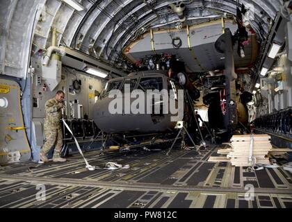 Un C-17 de l'US Air Force l'arrimeur affecté à la base aérienne de Charleston, S.C., prépare deux Afghan Air Force hélicoptères UH-60 pour le déchargement de 18 septembre 2017, à l'aérodrome de Kandahar, Afghanistan. Ce sont les premières à UH-60s'être livré à l'Afghanistan pour la recapitalisation de l'AAF et le développement d'un professionnel, capable et durable de la Force aérienne afghane. Banque D'Images