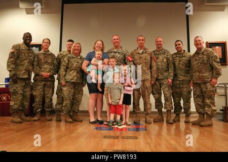 Famille, amis et collègues du Capitaine Jeremy Lewis et le sergent. Joseph Karslo, affectés à la commande de la Santé Publique - Atlantique, se réunir pour une photo de groupe après les 2017 meilleurs concours infirmier à Fort Bragg, Caroline du Nord, le 20 septembre 2017. La concurrence à l'épreuve la force mentale et physique, ainsi que la compétence technique, de chaque infirmier à identifier l'équipe aller de l'avant pour représenter la région au prochain niveau de la concurrence. Banque D'Images