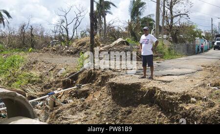 Un résident local observe Marines des États-Unis avec la 26e Marine Expeditionary Unit (MEU) à apprécier la route qui mène à l'est de Ceiba, Puerto Rico, le 2 octobre 2017. La 26e MEU soutient l'Agence fédérale de gestion des urgences, le principal organisme fédéral, en aidant les personnes touchées par l'Ouragan Maria afin de minimiser la souffrance et est une composante de l'ensemble de l'intervention. Banque D'Images