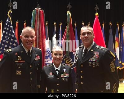 (De gauche à droite) Le brigadier. Le général Aaron Walter, commandant de la Division de la Formation 100e, le Sgt. 1re classe Alicia Hofmann, commande et le Sgt. Le major Andrew Lombardo, sergent-major de commandement de la 100e TD, poser pour des photos à Hofmann une cérémonie qui a eu lieu à Fort Knox, Kentucky, le 29 septembre, 2017. Affecté à la 8e Régiment, 100e Bataillon des services de santé, 4e Brigade, 100e Division Formation, Hofmann a reçu la Médaille du soldat pour avoir risqué sa vie pour sauver un homme d'un accident de voiture survenu le 4 octobre 2014 dans une solution saline, Michigan. Banque D'Images