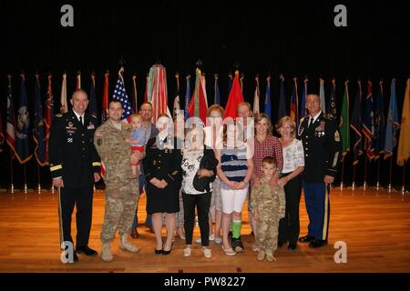 Le Sgt. 1re classe Alicia Hofmann (cinquième à partir de la gauche) pose ici avec sa famille et le 100e de la Division de la formation des cadres dirigeants à sa cérémonie de remise des prix organisée à Fort Knox, Kentucky, le 29 septembre, 2017. Hofmann a reçu la Médaille du soldat pour avoir risqué sa vie pour sauver un homme d'un véhicule dans un accident survenu le 4 octobre 2014 dans une solution saline, Michigan. Banque D'Images