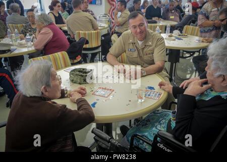 Corvette de la Marine américaine. Jeffrey Plummer, aumônier de la commande de l'USS Essex, a rejoint les personnes âgées à la merci du logement, Senior Community Mission Creek 3 octobre 2017, à San Francisco au cours de la semaine de San Francisco. Les Marines a passé du temps avec les personnes âgées, qui participent à des activités avec eux comme le bingo, bowling et Nintendo Wii. Banque D'Images