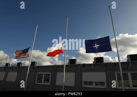 L'INSTALLATION DE SOUTIEN NAVAL REDZIKOWO, Pologne (oct. 3, 2017). L'installation de soutien naval (NSF) Redzikowo vole le drapeau des États-Unis, le drapeau de la Pologne, et le drapeau de l'Organisation du Traité de l'Atlantique Nord (OTAN) à Berne jusqu'au crépuscule le 6 octobre comme une remarque de respect pour les victimes d'une prise de masse à Las Vegas, Nevada, 1 octobre. Redzikowo NSF est le plus récent de la Marine, de l'installation et la première installation aux États-Unis, en Pologne. Ses activités permettent à la réactivité des forces des États-Unis et de leurs alliés à l'appui de la région marine d'Europe, d'Afrique, l'Asie du Sud-Ouest (EURAFSWA) mission de fournir des services à l'ÉLF Banque D'Images