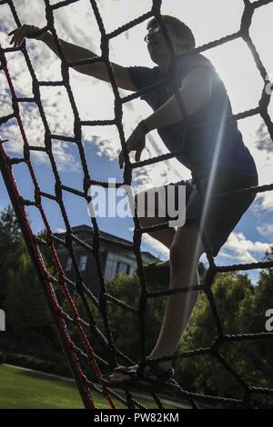 Un étudiant de l'Université Vanderbilt tente le défi batailles gagnées, un cours d'aptitude présenté par le United States Marine Corps, à Nashville, Tennessee, le 29 septembre, 2017. La CAB est un défi destiné à tester l'aptitude physique et mentale vous. Banque D'Images