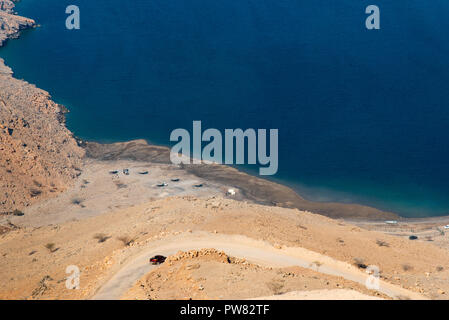 Car sur le chemin de sable chez Fjord Khor Najd dans Oman Musandam Banque D'Images