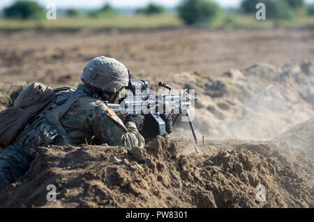Des soldats américains de l'OTAN la présence renforcée de l'avant du groupe de combat en Pologne conduite effectifs vivre feux pour certifier chaque troupe et commandant des troupes à Bemowo Piskie Zone Formation près de Orzysz, Pologne, 1-3 octobre, 2017. La multinationale, unique, composé d'américains, britanniques et soldats roumains servir avec la 15e Brigade mécanisée polonaise comme une force de dissuasion dans le nord-est de la Pologne à l'appui de l'OTAN vers l'amélioration de la présence. Banque D'Images