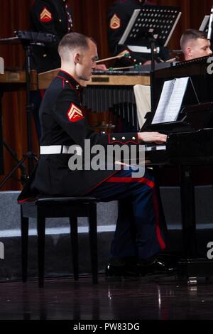 Le Caporal des Marines des États-Unis. Rudolph Heuer, un musicien avec les forces du Corps des Marines des États-Unis, du Pacifique, de la bande joue du piano lors d'un concert à la salle de concert à Nanchang, province de Jiangxi, Chine, le 26 septembre, 2017. Le concert a fait partie des événements de l'Nanchang 5th International Military Tattoo qui réunit des groupes de tous les coins du globe pour effectuer pour un public international. Banque D'Images