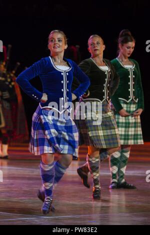 Danseurs écossais avec le Vancouver Police Pipe Band de la danse une gigue au cours de la cérémonie de clôture de l'établissement Nanchang 5th International Military Tattoo à Nanchang, province de Jiangxi, Chine, le 29 septembre, 2017. La tattoo rassemble des groupes de tous les coins du globe pour effectuer pour un public international. Au cours de six jours le tatouage a attiré des milliers de personnes pour assister aux spectacles de toutes les bandes qui ont été invités. Banque D'Images