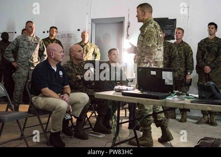 SAN JUAN, Puerto Rico (sept. 30, 2017) John Rabin (à gauche), administrateur régional intérimaire de la Région II de la FEMA, Marine Le Colonel Farrell Sullivan, Commandant, 26e Marine Expeditionary Unit, arrière Adm. Jeff Hughes, commandant du groupe expéditionnaire, 2, et le lieutenant général Jeffrey Buchanan, commandant général de l'Armée américaine au nord, participer à une réunion d'information. Kearsarge participe à des efforts de secours à la suite du cyclone Maria. Le ministère de la Défense soutient l'Agence fédérale de gestion des urgences, le principal organisme fédéral, en aidant les personnes touchées par l'Ouragan Irma afin de minimiser la souffrance et je Banque D'Images