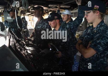 FASLANE (Écosse) (sept. 29, 2017) Les marins l'homme la tête de la classe Arleigh Burke destroyer lance-missiles USS Donald Cook (DDG 75) que le navire arrive à Faslane, en Écosse, pour une visite du port. Donald Cook est l'avant-déployé à Rota, Espagne, sur sa sixième patrouille dans la sixième flotte américaine zone d'opérations à l'appui des alliés et partenaires, et les intérêts de sécurité nationale des États-Unis en Europe. Banque D'Images