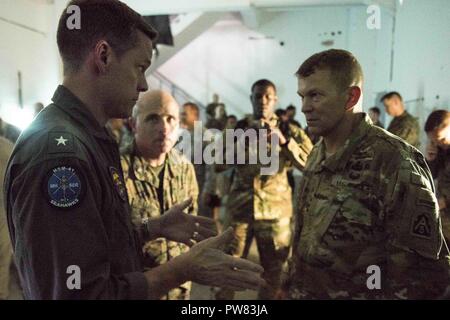 SAN JUAN, Puerto Rico (sept. 30, 2017) Arrière Adm. Jeff Hughes (à gauche), commandant du groupe expéditionnaire, 2, et le lieutenant général Jeffrey Buchanan, commandant général de l'Armée américaine au nord, parlez pendant une séance d'information. Kearsarge participe à des efforts de secours à la suite du cyclone Maria. Le ministère de la Défense soutient l'Agence fédérale de gestion des urgences, le principal organisme fédéral, en aidant les personnes touchées par l'Ouragan Irma afin de minimiser la souffrance et est une composante de l'ensemble de l'intervention. Banque D'Images