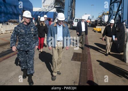 BATH, Maine (sept. 29, 2017) Secrétaire de la Marine Richard C. Spencer tours General Dynamics Bath Iron Works shipyard à Bath, Maine. Au cours de sa visite, Spencer a été en mesure d'écouter directement les employés et la baignoire tour destroyers lance-missiles USS Thomas Hudner (DDG 116) et USS Michael Monsoor (DDG 1001). Banque D'Images