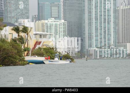 Les membres de la Garde côtière canadienne et les officiers de police de Miami, les navires de patrouille maritime évaluer déplacées par l'Ouragan Irma à Miami, le 4 octobre 2017. Les plaisanciers sont invités à faire preuve d'une extrême prudence dans les ports et les cours d'eau touchés par l'Ouragan Irma, comme les dangers pour la navigation ont été créés par la tempête. Banque D'Images