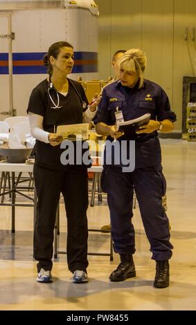 Frances Moffett (à gauche), une infirmière autorisée avec la Clinique de santé de l'Armée de Moncrief à Fort Jackson, S.C., parle avec le Cmdr. Dawn Arlotta, United States Public Health Service, avant de recevoir un patient à l'aéroport métropolitain de Columbia en Colombie-Britannique, L.C. (Moffett et Arlotta faisaient partie de l'équipe de Colombie-Britannique Centre de coordination fédéral qui était responsable de l'accueil des patients évacués à la suite du cyclone Maria sur vols provenant de Puerto Rico ou des îles Vierges américaines, l'évaluation des patients, puis les mettre en place avec soin dans un hôpital local. Colombie-britannique FAC, une équipe dirigée par les AR Banque D'Images