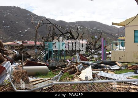 De graves dommages environnementaux et structurels imposés par le passage des ouragans Irma et Maria comme vu le 25 septembre 2017, sur l'île de Saint John dans les îles Vierges américaines. Après la tempête historique de la Garde nationale, les membres ont été déployés à partir de l'ensemble des Etats-Unis d'aider les autorités civiles à des efforts de rétablissement dans les îles Vierges américaines et Porto Rico. Banque D'Images