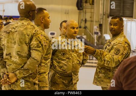 Le Sgt commande. Le major de Rahim T. Jones, sergent-major de commandement de l'Armée Moncrief, Clinique de santé de l'activité médicale de l'armée américaine Fort Jackson, S.C., parle avec des soldats qui ont aidé dans l'évaluation d'un patient évacué d'Îles vierges le 2 octobre à l'aéroport métropolitain de Columbia en Colombie-Britannique, L.C. (le Centre de coordination fédéral Colombie-britannique équipe était responsable de l'accueil des patients évacués à la suite du cyclone Maria sur vols provenant de Puerto Rico ou des îles Vierges américaines, l'évaluation des patients, puis les mettre en place avec soin dans un hôpital local. Colombie-britannique FAC, une équipe menée b Banque D'Images