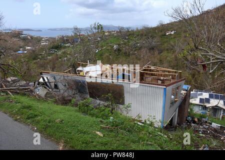 De graves dommages environnementaux et structurels imposés par le passage des ouragans Irma et Maria comme vu le 25 septembre 2017, sur l'île de Saint John dans les îles Vierges américaines. Après la tempête historique de la Garde nationale, les membres ont été déployés à partir de l'ensemble des Etats-Unis d'aider les autorités civiles à des efforts de rétablissement dans les îles Vierges américaines et Porto Rico. Banque D'Images