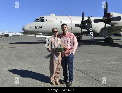 OAK Harbor, Washington (Octobre 03, 2017) Escadron de patrouille (VP) 46 marins réunis avec les membres de la famille après un déploiement. VP-46 récemment revenu à leur port d'attache sur Naval Air Station Whidbey Island après un déploiement de sept mois au 5e, 6e et 7e flotte domaines de responsabilité au cours de laquelle ils ont fourni un appui à l'Opération Détermination inhérente. Banque D'Images