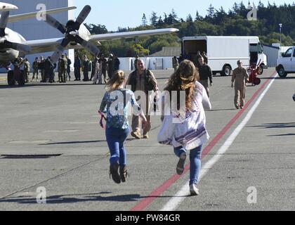 OAK Harbor, Washington (Octobre 03, 2017) Escadron de patrouille (VP) 46 marins réunis avec les membres de la famille après un déploiement. VP-46 récemment revenu à leur port d'attache sur Naval Air Station Whidbey Island après un déploiement de sept mois au 5e, 6e et 7e flotte domaines de responsabilité au cours de laquelle ils ont fourni un appui à l'Opération Détermination inhérente. Banque D'Images