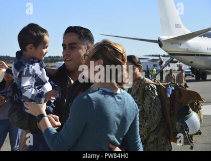 OAK Harbor, Washington (Octobre 03, 2017) Escadron de patrouille (VP) 46 marins réunis avec les membres de la famille après un déploiement. VP-46 récemment revenu à leur port d'attache sur Naval Air Station Whidbey Island après un déploiement de sept mois au 5e, 6e et 7e flotte domaines de responsabilité au cours de laquelle ils ont fourni un appui à l'Opération Détermination inhérente. Banque D'Images