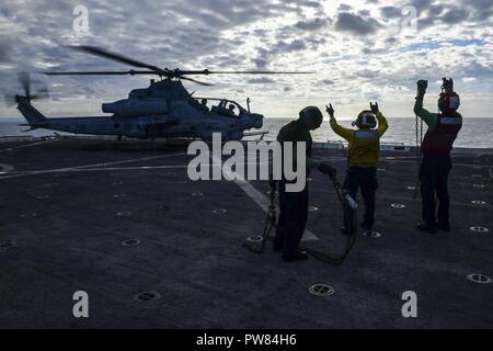 Mer Méditerranée (oct. 2, 2017) la conduite des opérations de vol les marins sur le pont à bord de la classe San Antonio-dock de transport amphibie USS San Diego (LPD 22) Le 2 octobre 2017. San Diego est déployée avec l'Amérique latine groupe amphibie et le 15e Marine Expeditionary Unit à l'appui de la sécurité maritime et le théâtre de la coopération en matière de sécurité dans les efforts dans la sixième flotte américaine zone d'opérations. Banque D'Images