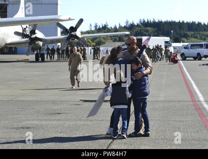 OAK Harbor, Washington (Octobre 03, 2017) Escadron de patrouille (VP) 46 marins réunis avec les membres de la famille après un déploiement. VP-46 récemment revenu à leur port d'attache sur Naval Air Station Whidbey Island après un déploiement de sept mois au 5e, 6e et 7e flotte domaines de responsabilité au cours de laquelle ils ont fourni un appui à l'Opération Détermination inhérente. Banque D'Images