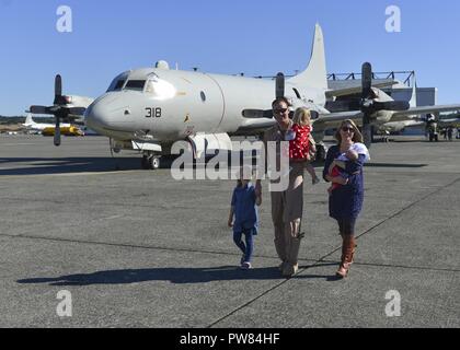 OAK Harbor, Washington (Octobre 03, 2017) Escadron de patrouille (VP) 46 marins réunis avec les membres de la famille après un déploiement. VP-46 récemment revenu à leur port d'attache sur Naval Air Station Whidbey Island après un déploiement de sept mois au 5e, 6e et 7e flotte domaines de responsabilité au cours de laquelle ils ont fourni un appui à l'Opération Détermination inhérente. Banque D'Images