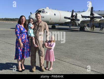 OAK Harbor, Washington (Octobre 03, 2017) Escadron de patrouille (VP) 46 marins réunis avec les membres de la famille après un déploiement. VP-46 récemment revenu à leur port d'attache sur Naval Air Station Whidbey Island après un déploiement de sept mois au 5e, 6e et 7e flotte domaines de responsabilité au cours de laquelle ils ont fourni un appui à l'Opération Détermination inhérente. Banque D'Images