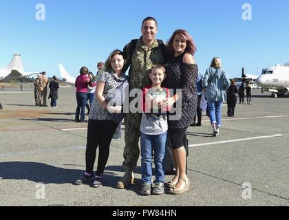 OAK Harbor, Washington (Octobre 03, 2017) Escadron de patrouille (VP) 46 marins réunis avec les membres de la famille après un déploiement. VP-46 récemment revenu à leur port d'attache sur Naval Air Station Whidbey Island après un déploiement de sept mois au 5e, 6e et 7e flotte domaines de responsabilité au cours de laquelle ils ont fourni un appui à l'Opération Détermination inhérente. Banque D'Images