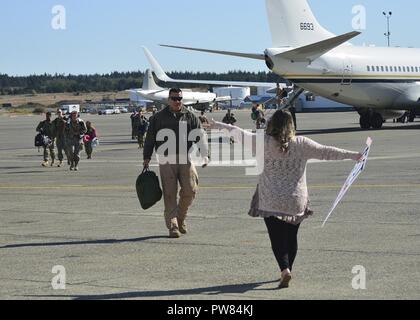 OAK Harbor, Washington (Octobre 03, 2017) Escadron de patrouille (VP) 46 marins réunis avec les membres de la famille après un déploiement. VP-46 récemment revenu à leur port d'attache sur Naval Air Station Whidbey Island après un déploiement de sept mois au 5e, 6e et 7e flotte domaines de responsabilité au cours de laquelle ils ont fourni un appui à l'Opération Détermination inhérente. Banque D'Images