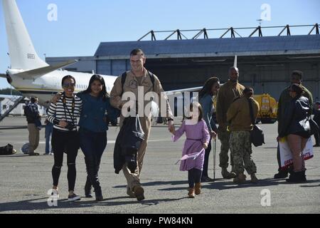 OAK Harbor, Washington (Octobre 03, 2017) Escadron de patrouille (VP) 46 marins réunis avec les membres de la famille après un déploiement. VP-46 récemment revenu à leur port d'attache sur Naval Air Station Whidbey Island après un déploiement de sept mois au 5e, 6e et 7e flotte domaines de responsabilité au cours de laquelle ils ont fourni un appui à l'Opération Détermination inhérente. Banque D'Images