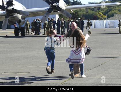 OAK Harbor, Washington (Octobre 03, 2017) Escadron de patrouille (VP) 46 marins réunis avec les membres de la famille après un déploiement. VP-46 récemment revenu à leur port d'attache sur Naval Air Station Whidbey Island après un déploiement de sept mois au 5e, 6e et 7e flotte domaines de responsabilité au cours de laquelle ils ont fourni un appui à l'Opération Détermination inhérente. Banque D'Images