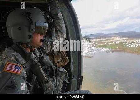 Le sergent de l'armée américaine. Luis Rodriguez, affecté à la 101e Brigade d'aviation de combat (cabine), les mouches à Shanghai pour un ravitaillement, Aricebo, Porto Rico, le 30 septembre 2017. La 101e CAB va mener des efforts de secours et d'évacuation médicale à l'appui de la FEMA dans le processus de récupération de Puerto Rico après la dévastation créée par l'Ouragan Maria. Banque D'Images