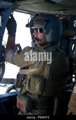 Les soldats américains présents à armes et tactiques - Instructeur (WTI) mener une Offensive Air Support (OEA) au cours de l'exercice armes et tactiques - Instructeur (WTI) à Yodaville, Arizona, le 3 octobre 2017. L'exercice de l'OEA est conçu pour se concentrer sur l'intégration de l'élément actif de l'aviation de combat aérien avec un système de manœuvre développée de la conduite de l'appui aérien rapproché. Le WTI est une formation de 7 semaines organisé par Marine Aviation armes et tactiques (MAWTS-1) de l'escadron de cadets, qui met l'intégration opérationnelle des six fonctions de la masse d'Air Maritime Task Force. MAWTS-1 permet de standardiser Banque D'Images