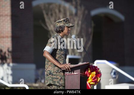 Le sergent du Corps des Marines des États-Unis. Le Major Robin C. Fortner, directeur de l'École des sous-officiers, de l'Académie de marine les adresses au cours de l'Académie des sous-officiers du personnel la cérémonie au Camp Johnson N.C., 3 octobre 2017. Le but de la cérémonie d'inauguration a été d'introduire le Corps des marines de l'université plus récent ajout à la plate-forme d'éducation militaire professionnelle. Banque D'Images