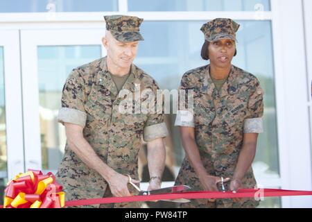 U.S. Marine Corps Brig. Le général William J. Bowers, président de l'Université du Corps des Marines, à gauche, et Sgt. Le Major Robin C. Fortner, directeur de l'Académie de sous-officier du personnel, ont coupé le ruban lors de la cérémonie d'inauguration au Camp Johnson N.C., 3 octobre 2017. Le but de la cérémonie d'inauguration a été d'introduire le Corps des marines de l'université plus récent ajout à la plate-forme d'éducation militaire professionnelle. Banque D'Images