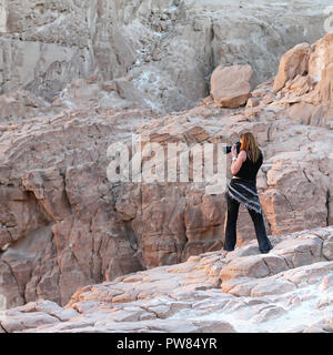 Dame prendre des photos dans le Canyon Blanc. Le sud du Sinaï. L'Égypte Banque D'Images