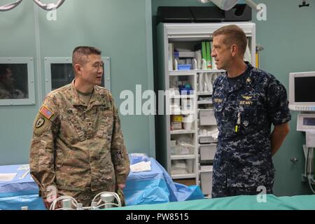 Le brigadier de l'armée américaine. Le général Richard C. Kim, Commandant général adjoint et Directeur des opérations de l'Armée américaine au nord (à gauche), reçoit une visite de la santé de la Marine Le navire USNS Comfort (T-AH 20) à partir d'un marin de la Marine américaine, San Juan, Puerto Rico, le 4 octobre 2017. L'USNS Comfort est un navire qui est a été activé afin d'accueillir les résidents de Porto Rico poster l'Ouragan Maria. L'Armée américaine Banque D'Images