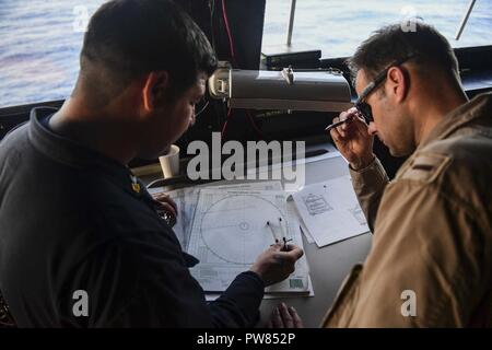 Mer Méditerranée (oct. 2, 2017) 1ère classe Quartier-maître Philip Tufts, à gauche, et l'étoile Craig Borden créer un conseil de manœuvre sur le pont de la classe San Antonio-dock transport amphibie USS San Diego (LPD 22). San Diego est déployée avec l'Amérique latine groupe amphibie et le 15e Marine Expeditionary Unit (MEU) 15e à l'appui de la sécurité maritime et le théâtre de la coopération en matière de sécurité dans les efforts dans la sixième flotte américaine zone d'opérations. Banque D'Images