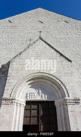 Une des façades de l'époque romane et gothique St Andrew, Duomo à Venzone, Italie Banque D'Images