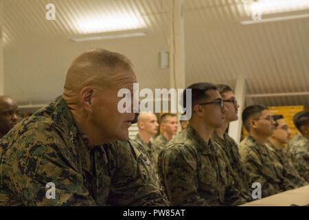 Le Commandant du Corps des Marines se trouve avec les marins en Norvège, tandis que le sergent-major de la Marine Corps traite de la Marine, à Værnes Garnison, la Norvège le 29 septembre, 2017. Le Sgt.Maj. Green a présenté à la Marine après la brève du commandant). Grâce à la coopération de la Norvège les deux pays ont accompli et surmonter de nombreux obstacles et objectifs stratégiques. Banque D'Images