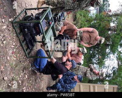 VIRGINIA BEACH, en Virginie (sept. 19, 2017) Seabees apprenez à démarrer électriquement la pompe à eau du système de purification de l'eau légère (LWP) au cours de la formation commune de base à bord expéditionnaire peu Creek-Fort Histoire. En utilisant la technologie d'osmose inverse, le lightweight, modulaire et hautement autonome, transportable LWP est capable de purifier jusqu'à 75 gallons par heure d'eau salée et 125 gallons par heure d'eau douce. Naval Facilities Engineering Command Training Support Agence offrait la formation dans le cadre d'une stratégie de soutien intégrée de produits pour le LWP. Banque D'Images